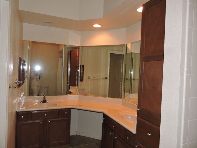 Building Photo - 2BR/2BA Condo in Gated Community - The Res...