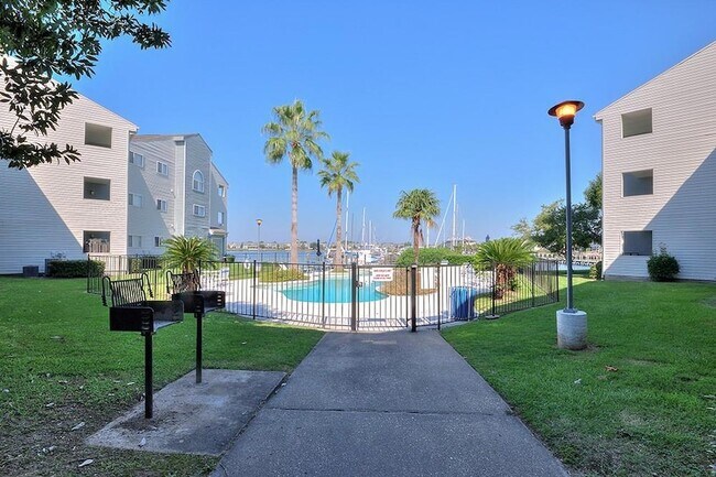 Building Photo - 1490 Harbor Dr