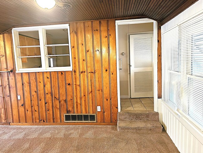 Building Photo - Spacious Ranch Home