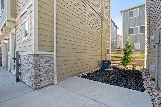 Building Photo - Charming 2-Bed, minutes to Fort Carson,  Peterson Space Force and downtown Colorado Springs.
