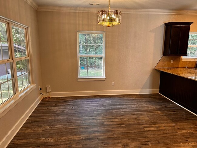 Building Photo - 3 Bedroom 2 Bathroom home. Available NOW!