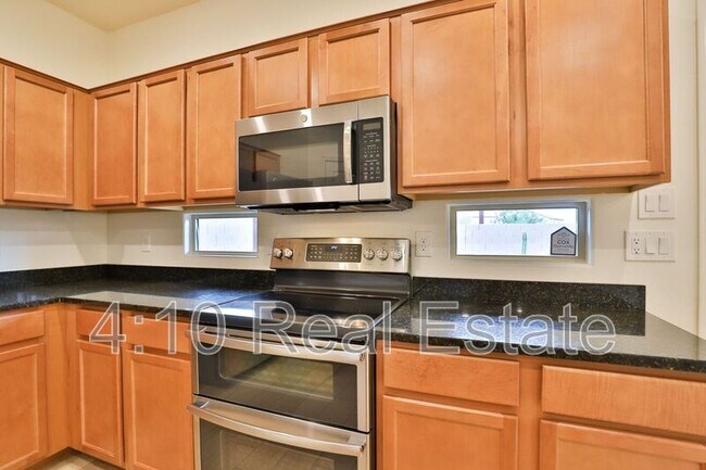 Building Photo - 5216 S 16th Pl