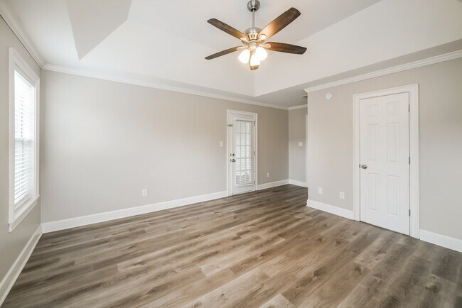 Building Photo - 440 Fairway Ct