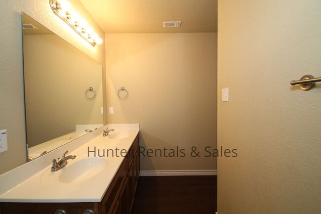 Building Photo - Airport and Texas A&M Central Texas Nearby!