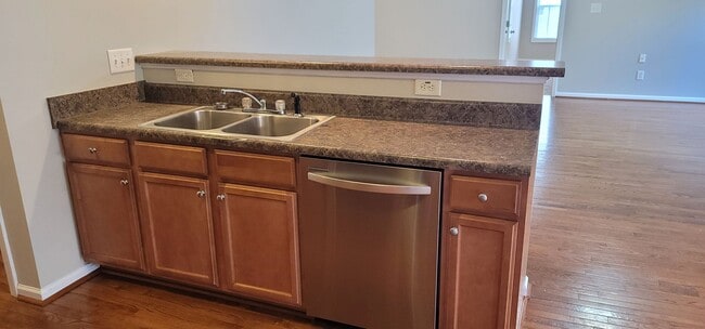 Building Photo - PHENOMENAL 4 Bedroom BEAUTY!!