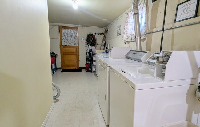 Building Photo - 6038 N Elston Ave