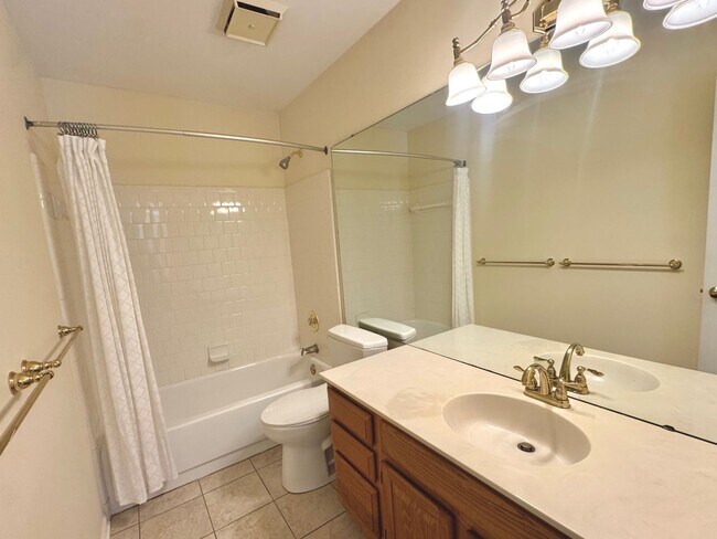 Building Photo - 4 Bed | 2.5 Bath House in Chapel Hill