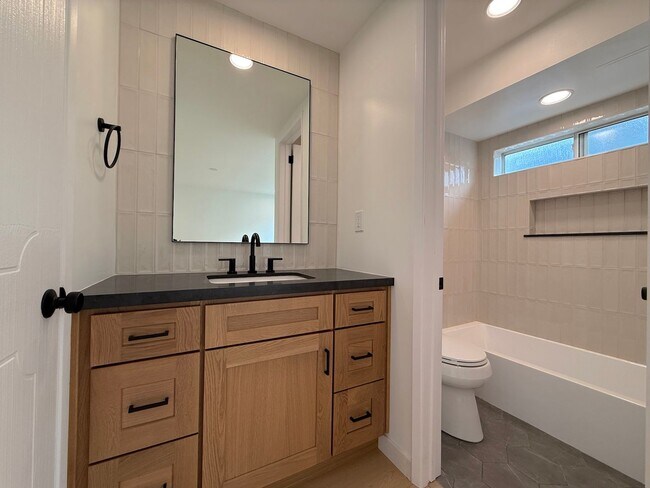 Building Photo - Newly-Updated 1 Bedroom Apartment with Laundry In-Unit in West Hollywood