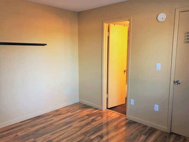 Building Photo - Quaint condo located in the heart of Glendale