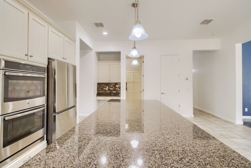 Building Photo - 237 E Lynx Pl