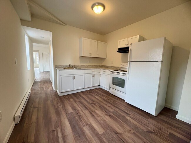 Building Photo - 133 W Maple St