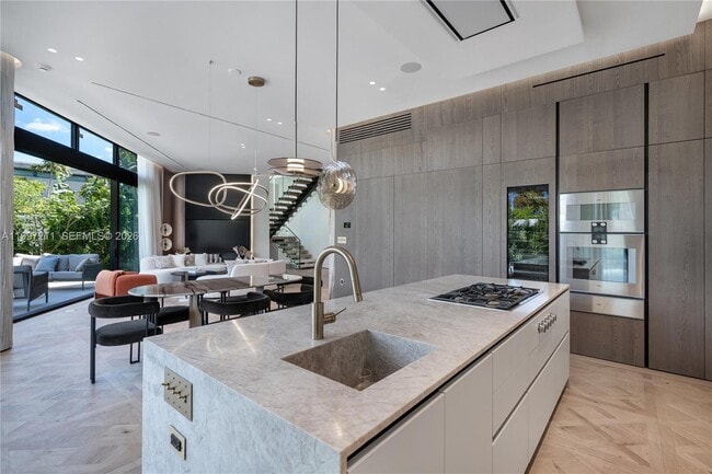 Building Photo - 1045 W 47th Ct