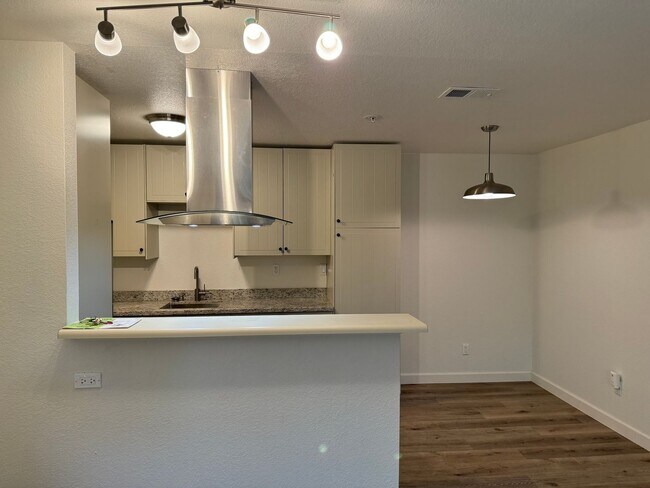 Building Photo - Adorable 2-bedroom 1 full bath and 1 car g...