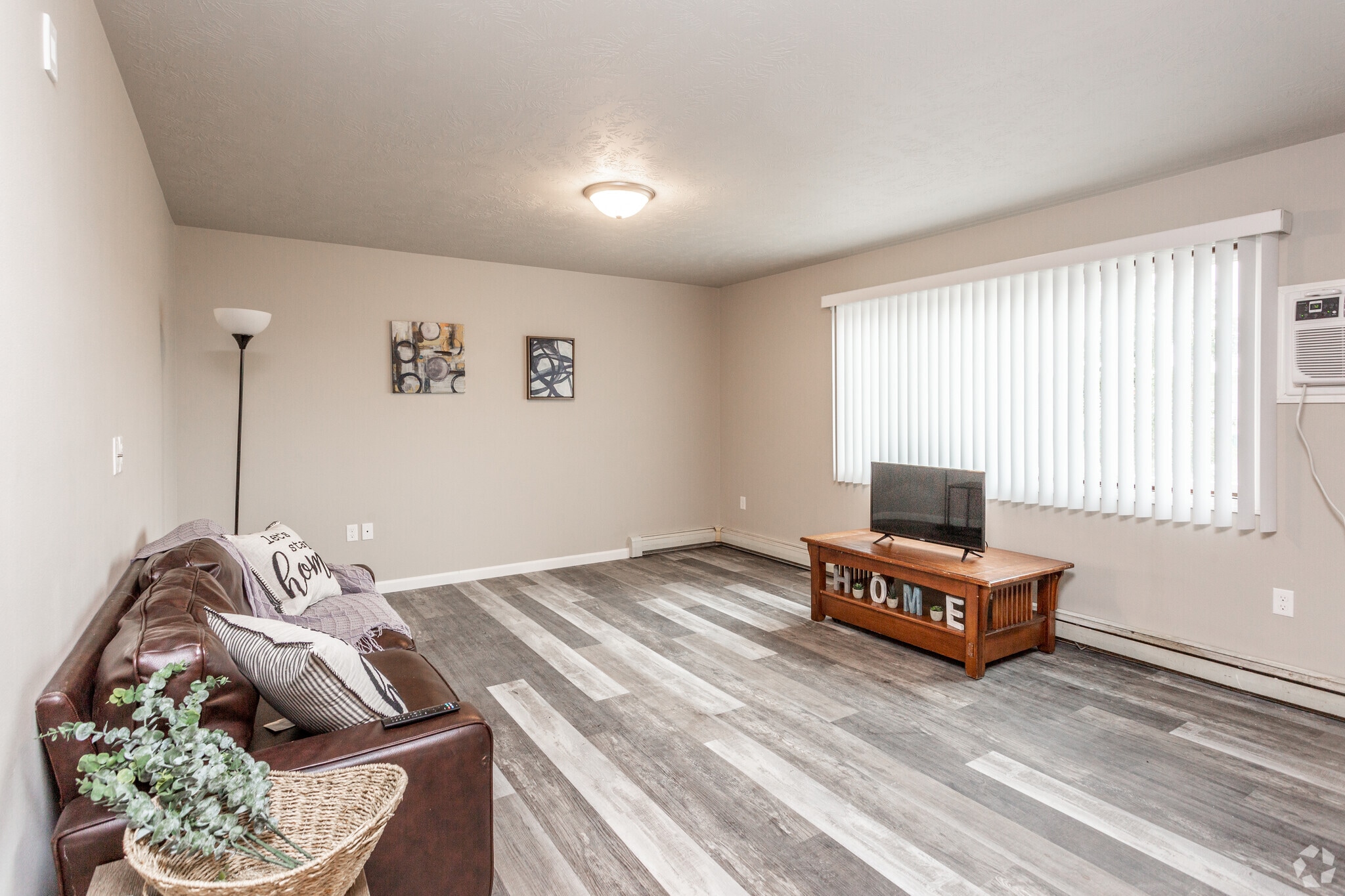 1BR, 1BA - 700 SF - The Willows Apartments