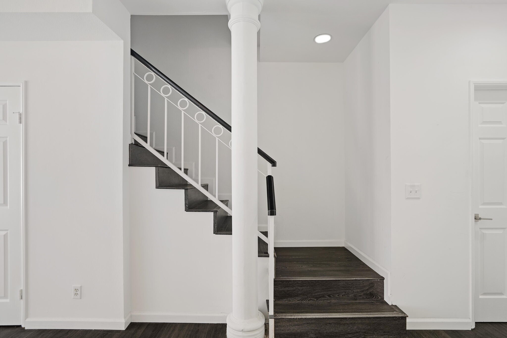 Building Photo - 850 N Poinsettia Pl