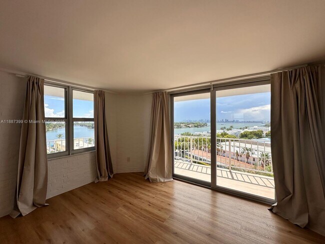 Building Photo - 6900 Bay Dr