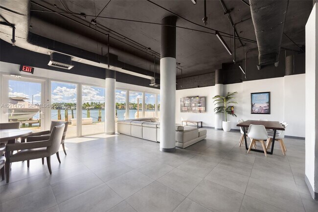 Building Photo - 900 Bay Dr