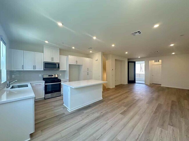 Building Photo - 4 bedroom home for leasing in Chino
