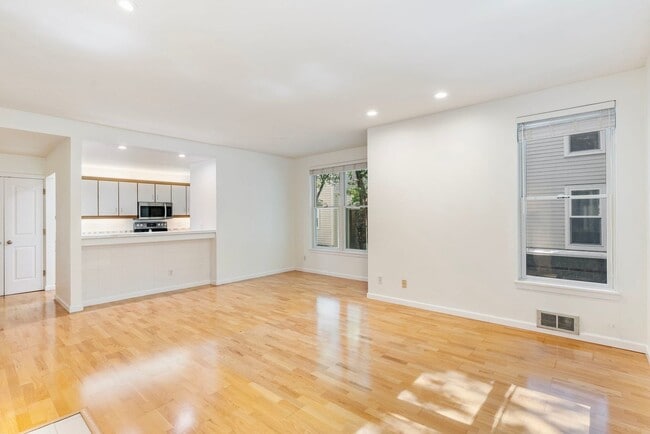 Building Photo - Riverplace Condominiums - 1 bed/1 bath cor...