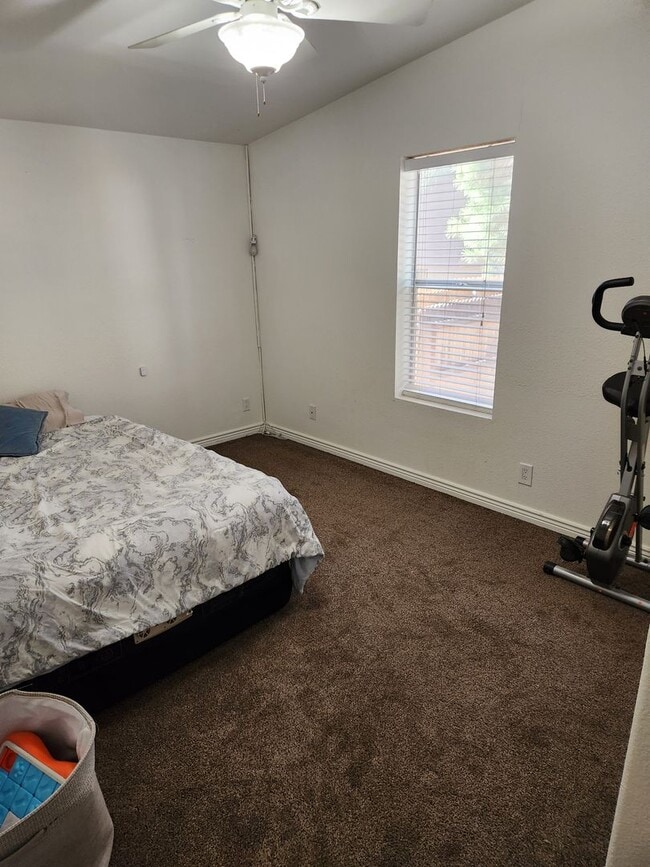 Building Photo - LEASE TAKEOVER_Move-in ready Home in Railroad Springs