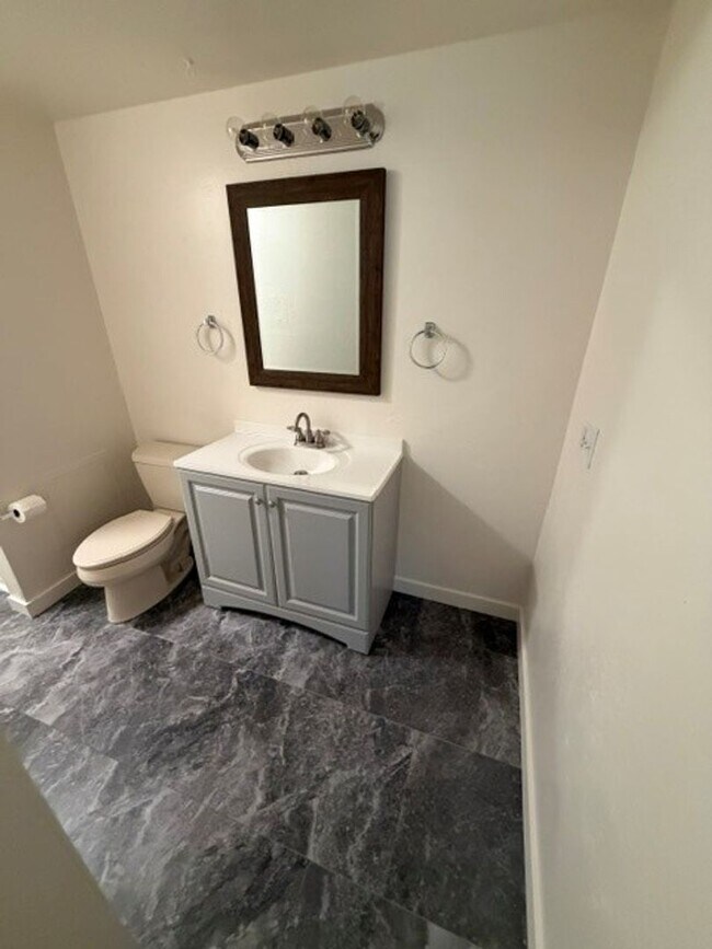 Building Photo - 2 bed/1 bath apartment in Golden