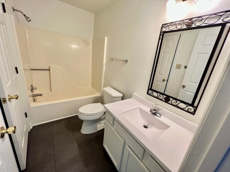 Building Photo - 717 Shady Springs Ln