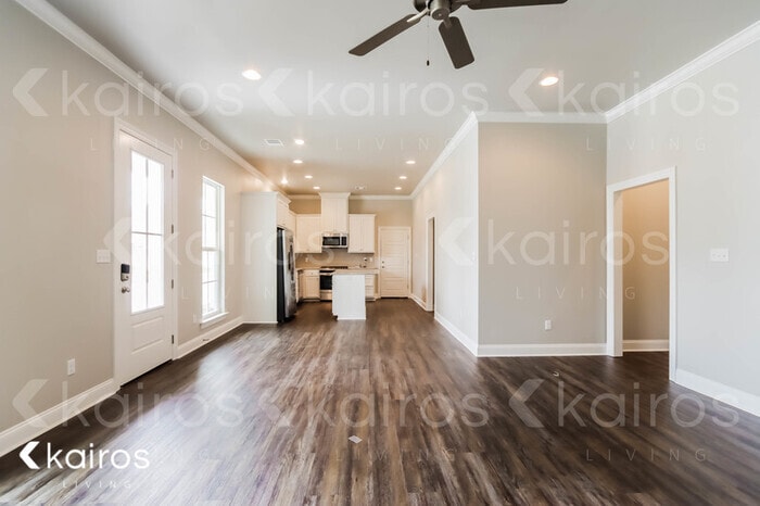 Building Photo - 6422 Roux Dr