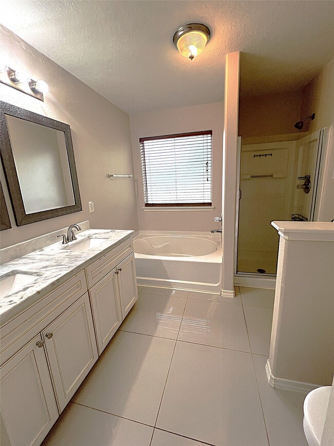 Building Photo - 2019 Pine Croft Dr