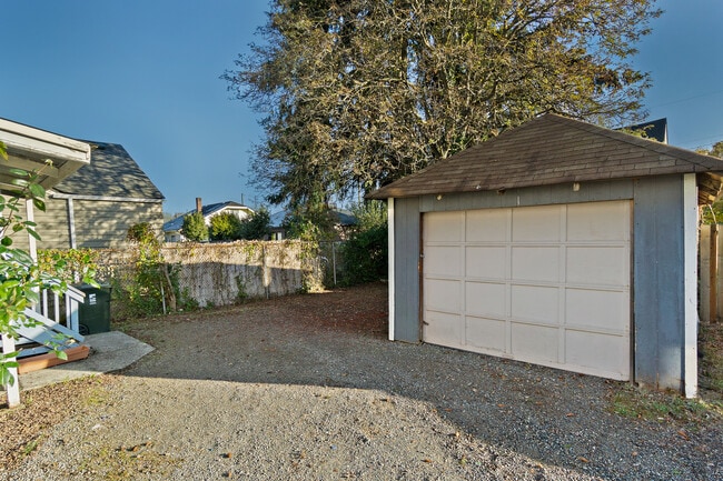 Building Photo - 921 S Sprague Ave