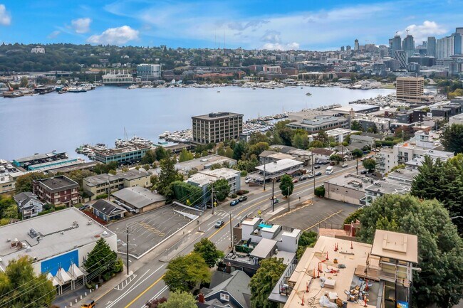 Building Photo - Modern Townhouse with Rooftop Deck & Skyli...