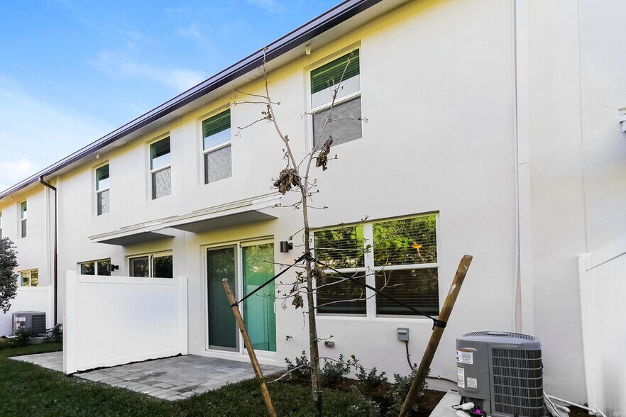 Building Photo - 3557 San Bernardino Way