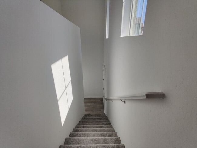 Building Photo - Like New 2 Bed 2.5 Bath Condo