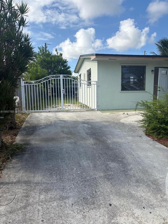 Building Photo - 10791 SW 221st St Rd