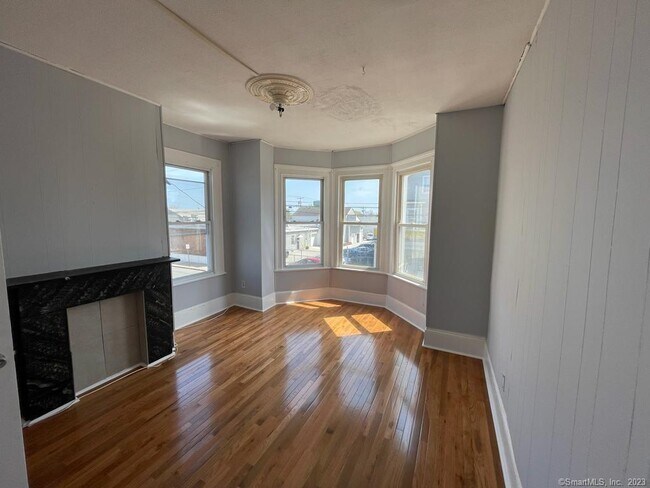 Building Photo - 358 Grand St
