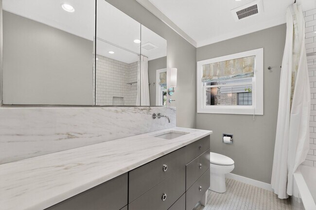 Building Photo - Gorgeous 2/2 Bungalow with Private Pool