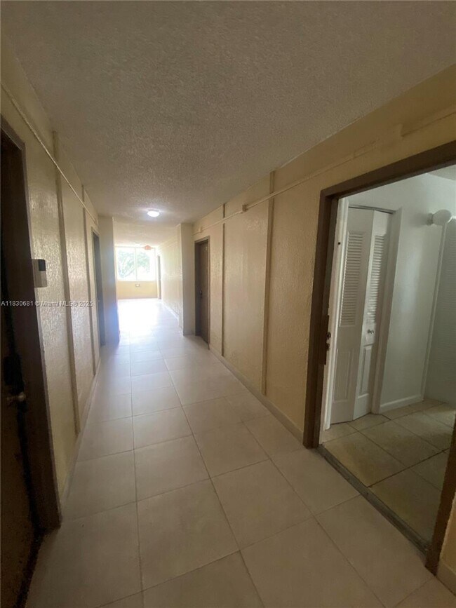 Building Photo - 6930 Miami Gardens Dr