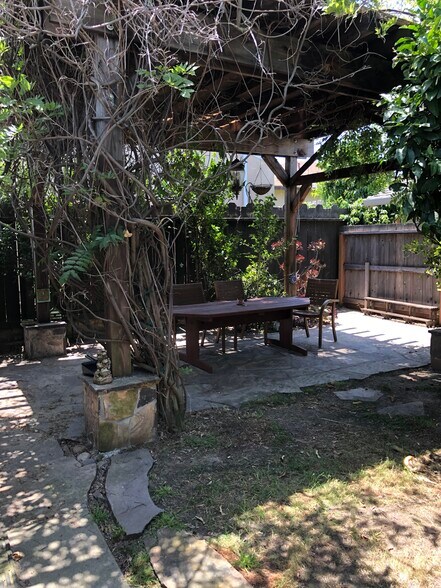 Backyard patio and pergola - 870 Coolidge Ave