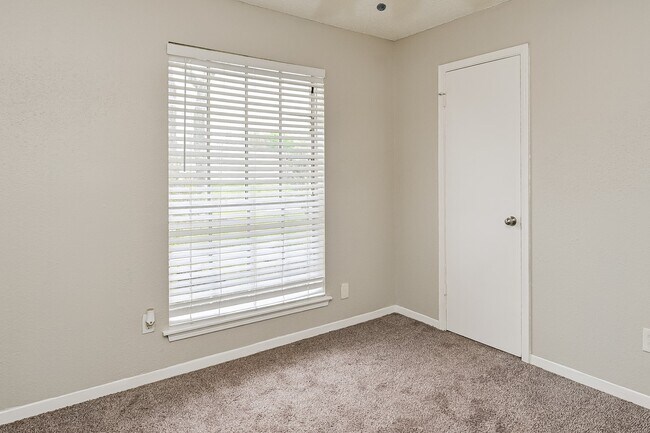 Building Photo - 4927 Kilkenny Dr