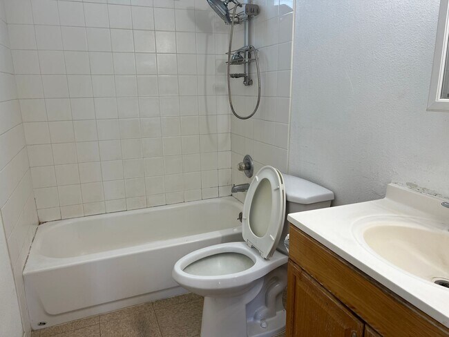 Building Photo - 2 Bedroom / 1 Bath at the Leolua Gardens