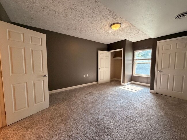Building Photo - 5712 E Town Dr