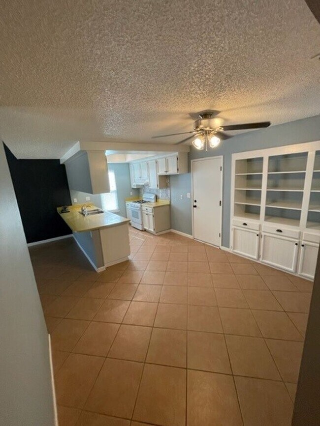 Building Photo - Roseville 3 bedroom