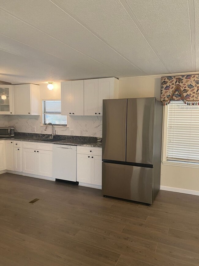 Building Photo - Waterfront 3 bedroom 2 bath