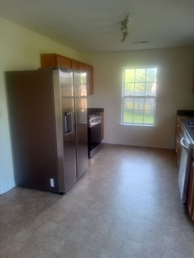 Building Photo - 4 Bedrooms 3.5 Bathrooms FOR RENT