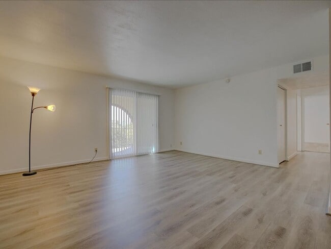 Building Photo - 2 Bedroom, 2 Bath