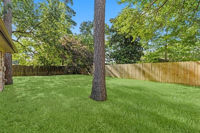 Building Photo - 2102 Whitelaw Dr