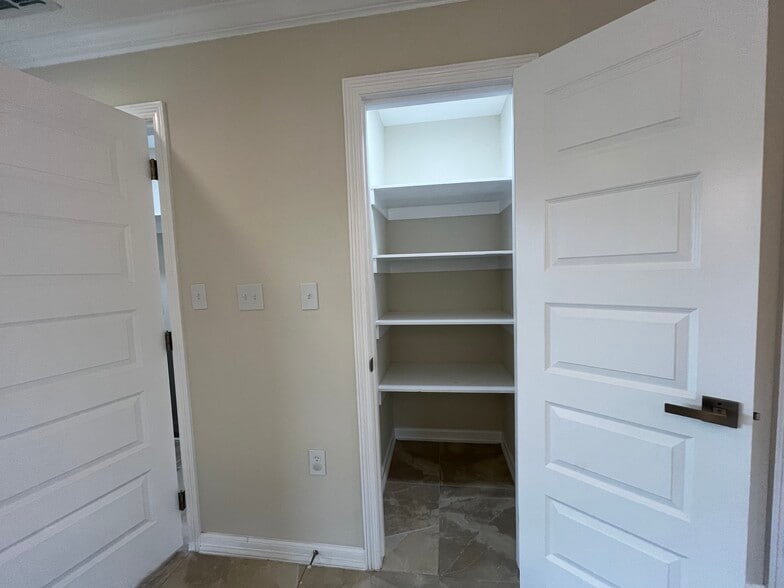 Building Photo - 2160 Alexandra Ct