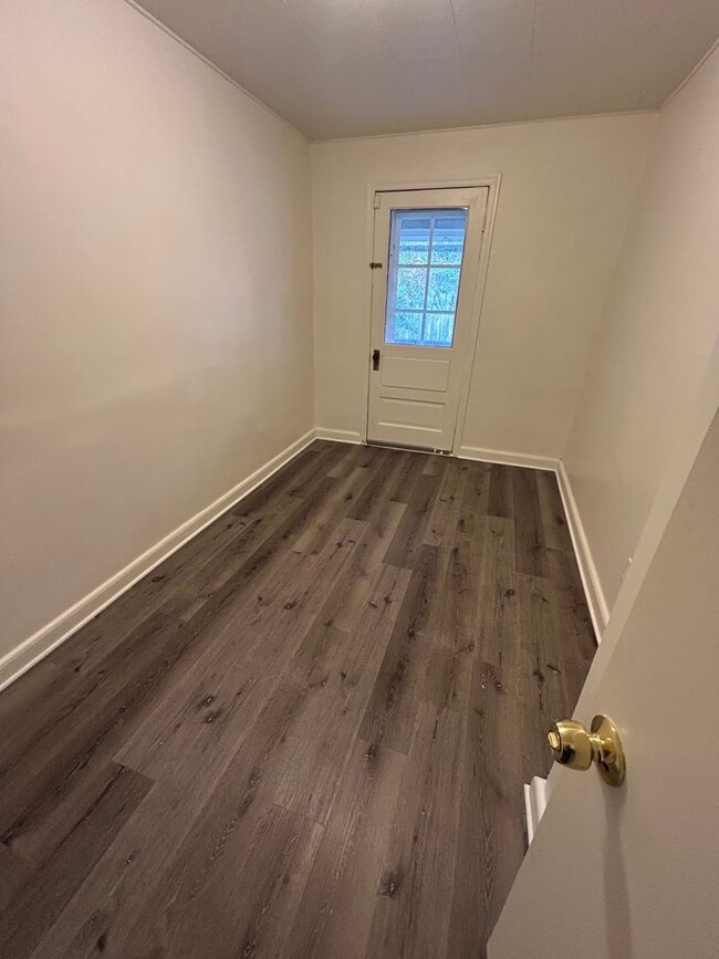 Building Photo - 3 Bedroom/ 1 Bathroom Home in Bethlehem!