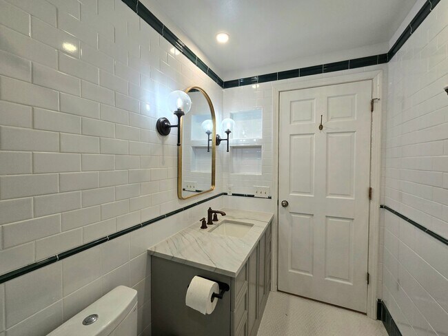 Building Photo - 5 Bedroom 4 Bathroom Home in Woodinville