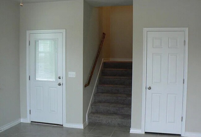 Building Photo - Modern 3 Bed and 2.5 Bath Home Near Downto...