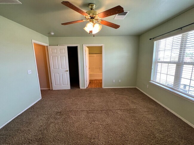 Building Photo - $500 OFF FIRST MONTHS RENT | Sweet Home in Hope Crossing!